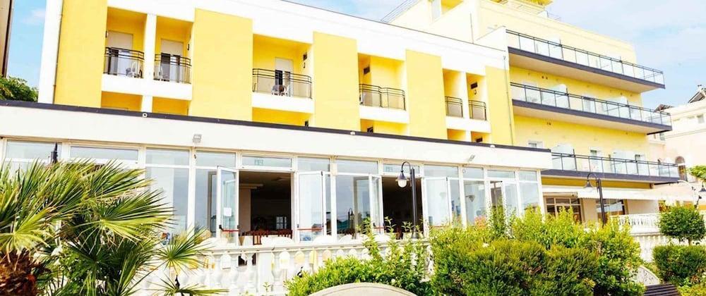 Hotel Royal كاتوليكا المظهر الخارجي الصورة